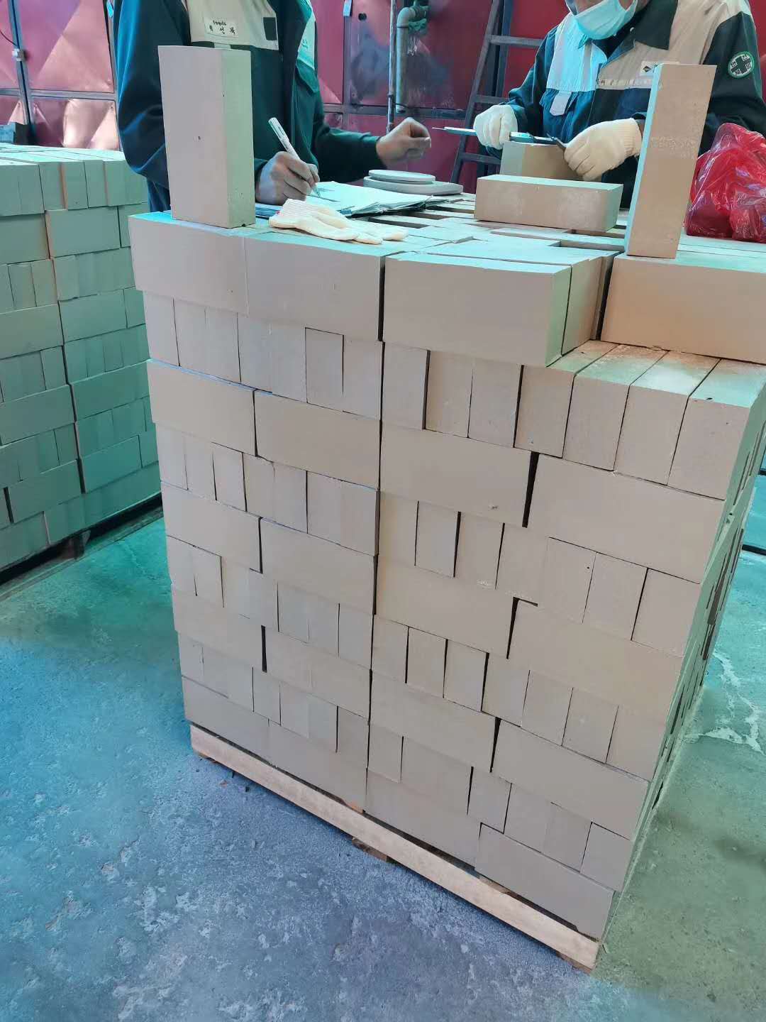65厚耐酸磚今年處于一直是缺貨狀態(tài)，而且價格高，那么為什么會出現(xiàn)這種情況